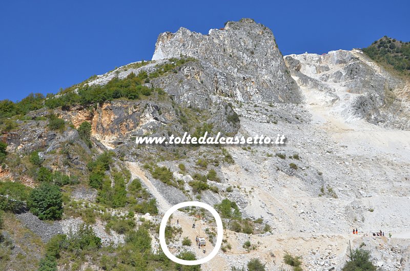 LIZZATURA STORICA (Ponti di Vara) - L'imponente teatro naturale delle cave dove si svolge la manifestazione (nel cerchio)