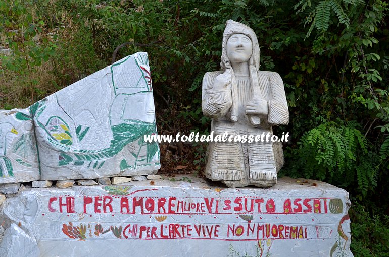 ALPI APUANE (Mortarola di Bedizzano) - Blocco di marmo con massima di Mario Del Sarto (Chi per amore muore vissuto assai, chi per l'arte vive non muore mai)