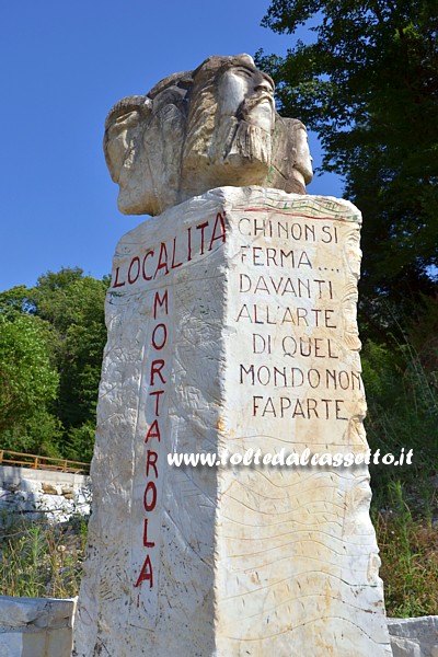 ALPI APUANE (Mortarola di Bedizzano) - Blocco di marmo con massima di Mario Del Sarto (Chi non si ferma davanti all'Arte di quel mondo non fa parte)