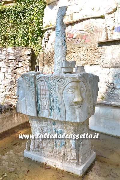 ALPI APUANE (Mortarola di Bedizzano) - Particolare della "Fontana del Sapere", scultura in marmo di Mario Del Sarto