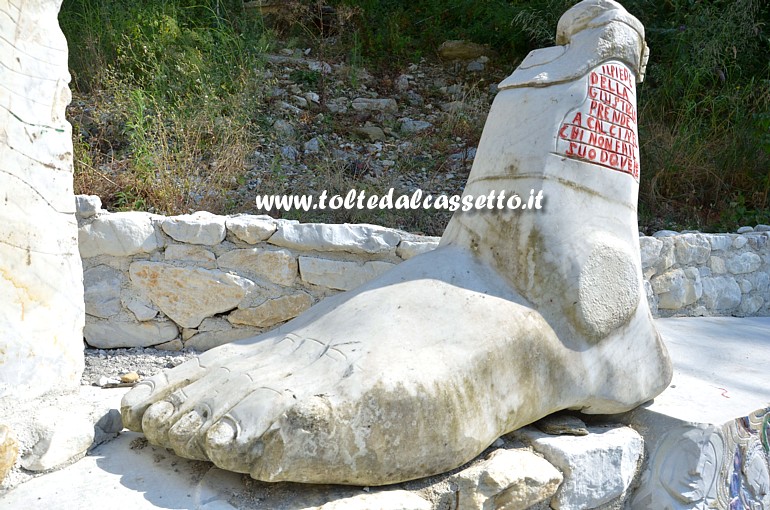 ALPI APUANE (Mortarola di Bedizzano) - "Il Piede della Giustizia", scultura in marmo di Mario del Sarto (Il Piede della Giustizia prende a calci nel s.....e chi non fa il proprio dovere)
