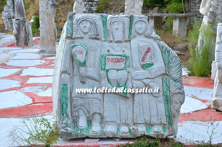 ALPI APUANE (Mortarola di Bedizzano) - "Vita, Saggezza, Speranza", scultura in marmo di Mario Del Sarto