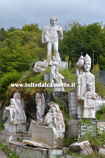 ALPI APUANE (Mortarola di Bedizzano) - Sculture in marmo di Mario Del Sarto (il poeta del marmo) nel suo atelier a cielo aperto lungo la strada che dal Ponte di Ferro di Carrara porta a Colonnata