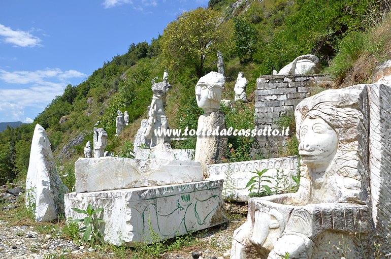 ALPI APUANE (Mortarola di Bedizzano) - Sculture in marmo di Mario De Sarto esposte lungo il crinale della montagna che sovrasta il suo studio