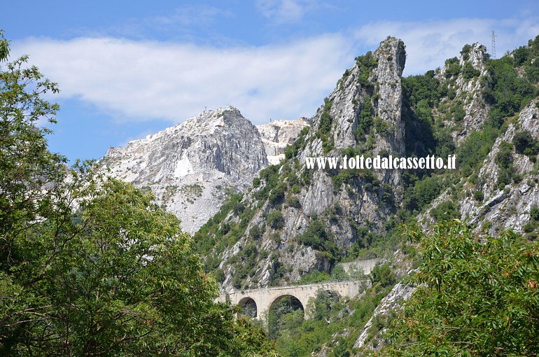 ALPI APUANE - Un viadotto ad archi attraversa le montagne visibili dalla strada panoramica che porta a Colonnata