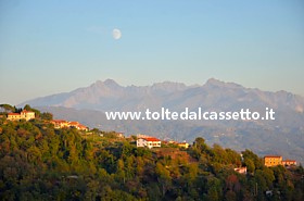 ALPI APUANE - Paesaggio al tramonto con la Luna che sorge catturato dalle colline della Val di Vara