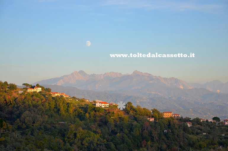 ALPI APUANE - Paesaggio al tramonto con la Luna che sorge catturato dalle colline della Val di Vara