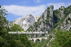 COLONNATA - Le montagne della vallata come si vedono dalla strada panoramica