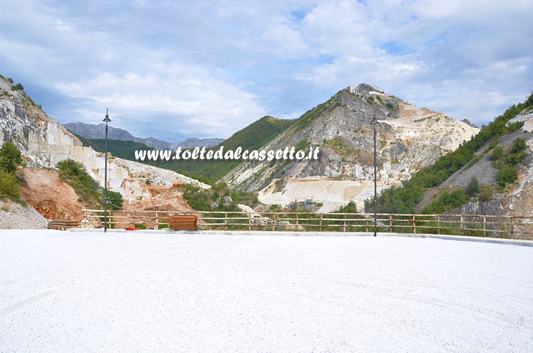 ALPI APUANE - Le montagne viste dal piazzale di Fossacava / Cava Romana, lungo la strada per Colonnata