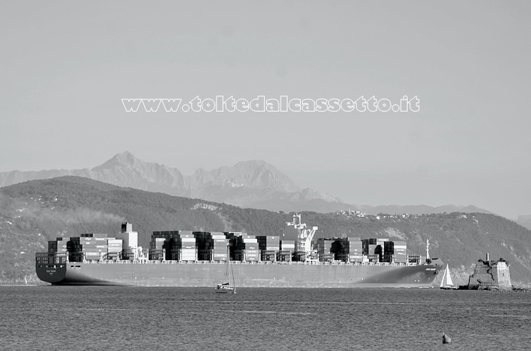 ALPI APUANE - Panorama da Portovenere al passaggio di una nave portacontainer