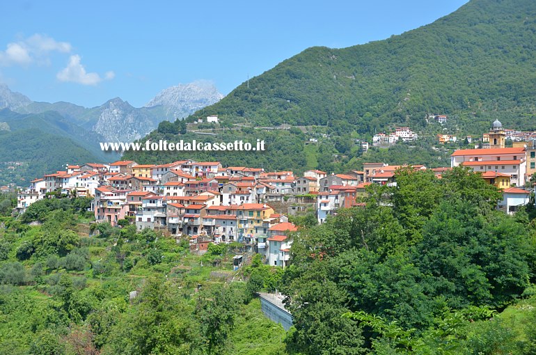 ALPI APUANE - Il borgo di Altagnana come si vede dalla strada panoramica che da Massa porta al Passo del Vestito