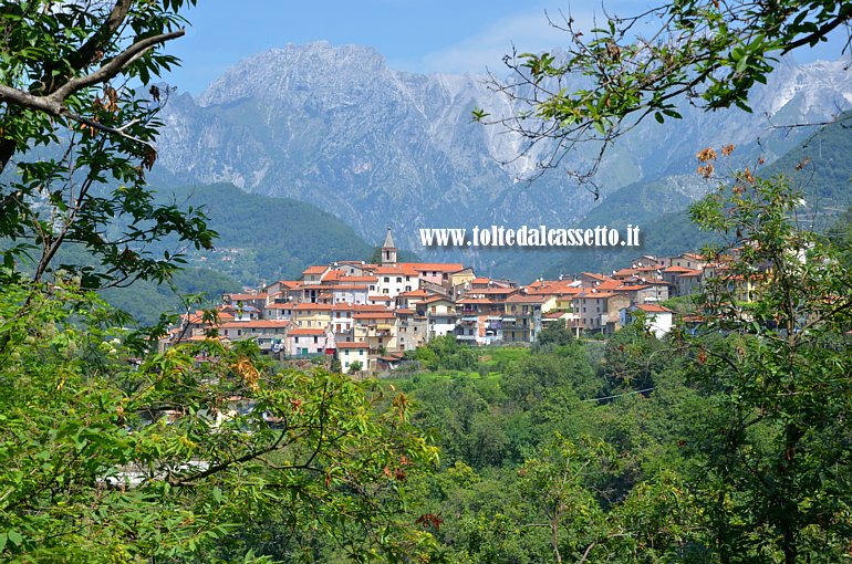 ALPI APUANE - Il borgo di Pariana come si vede dalla strada panoramica che da Massa porta al Passo del Vestito