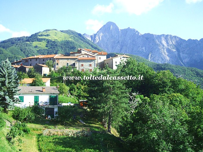 UGLIANCALDO - Le abitazioni del castello con sfondo le Alpi Apuane