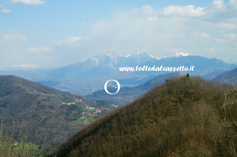 ALPI APUANE - Panoramica dall'Alta Via dei Monti Liguri. Nel cerchio Bibola, borgo lungo la Via Francigena