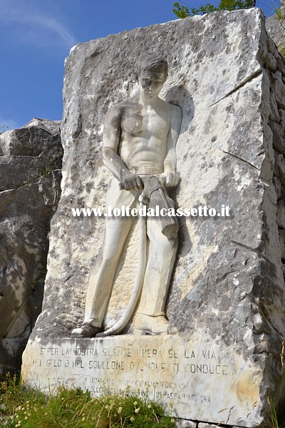 ALPI APUANE (Passo del Vestito) - All'imbocco occidentale della galleria c' il monumento a tutti gli stradini d'Italia