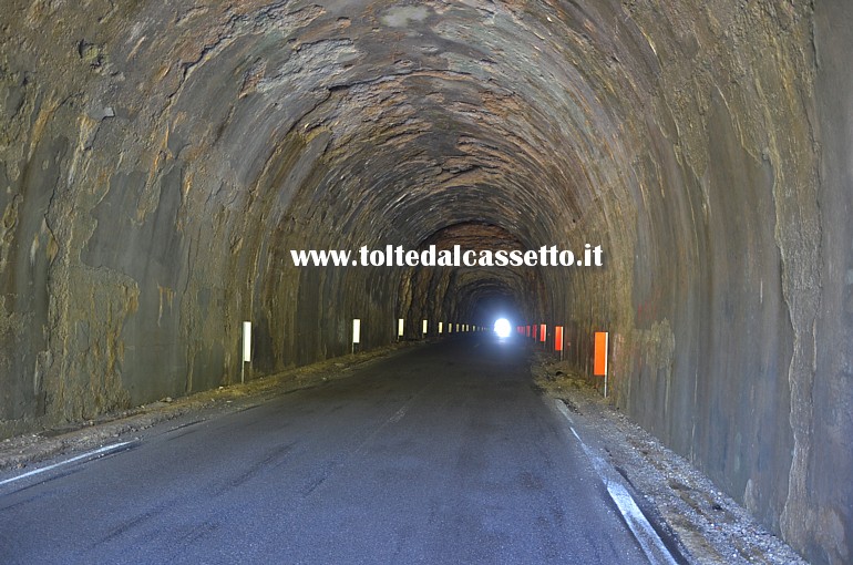 ALPI APUANE (Passo del Vestito) - Interno della galleria in direzione Massa. Nella parte centrale del tunnel  visibile la roccia per assenza di rivestimento