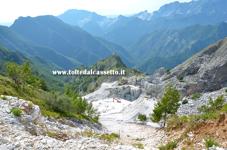 ALPI APUANE (Passo del Vestito) - Cava di marmo visibile in basso. Sullo sfondo i crinali delle montagne meno elevate e il litorale marino immerso nella foschia