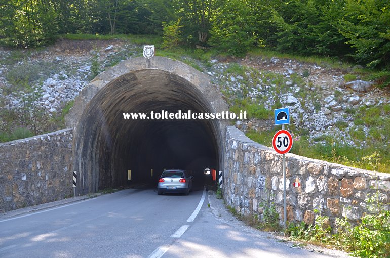 ALPI APUANE (Passo del Vestito) - L'imbocco orientale della galleria (versante della Garfagnana)