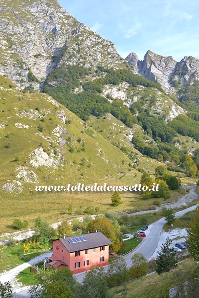 ALPI APUANE - Il Rifugio Alpino Val Serenaia alla base delle pendici del Monte Pisanino