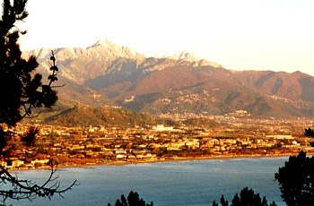 ALPI APUANE - Vista dal Parco Naturale Regionale di Montemarcello-Magra alla luce calda di un tramonto