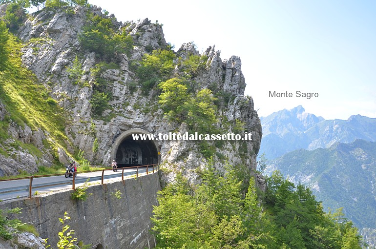 ALPI APUANE - La Galleria degli Uncini (52 metri di lunghezza), uno dei tunnel sotto i quali passa la strada panoramica che da Massa porta al Passo del Vestito. Sullo sfondo a destra si intravede il Monte Sagro