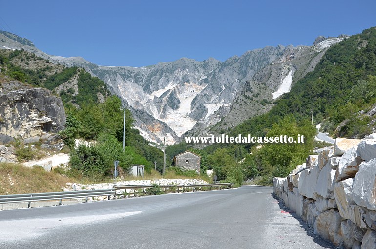 ALPI APUANE - Le montagne della vallata di Torano e la strada che conduce verso le cave di marmo