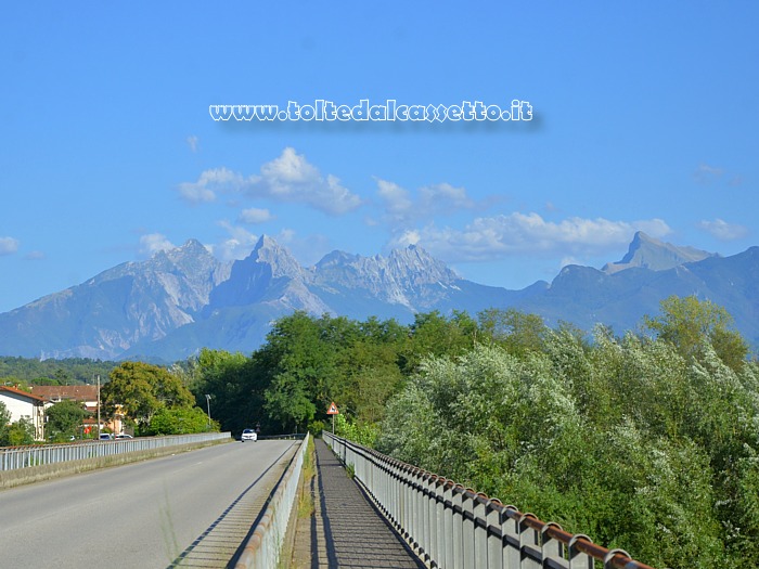 ALPI APUANE - Sullo sfondo del nuovo ponte Quartieri a Terrarossa