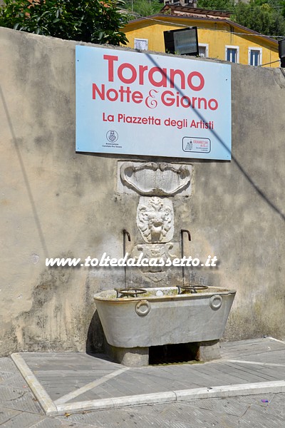 TORANO (Piazza Guido Manfredi) - Fontana e logo di "Torano Notte e Giorno 2016" nella caratteristica "Piazzetta degli Artisti"
