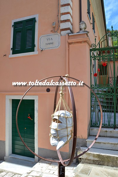 TORANO (Notte e Giorno 2016) - "Verit Nascoste", scultura in ferro, marmo e corda di Michele Monfroni esposta all'inizio di Via Tanone