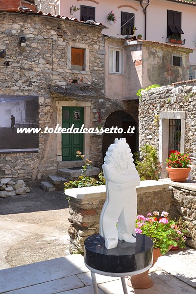 TORANO (Notte e Giorno 2016) - Piazzetta caratteristica con scultura in marmo bianco di Massimo Vanelli