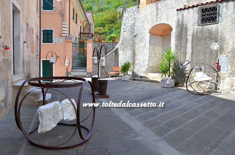 TORANO (Notte e Giorno 2016) - Sculture in legno, ferro, marmo di Michele Monfroni esposte in Piazza Ammiraglio. Con questi lavori l'artista di Carrara ha vinto la terza edizione del Premio "Franco Borghetti"