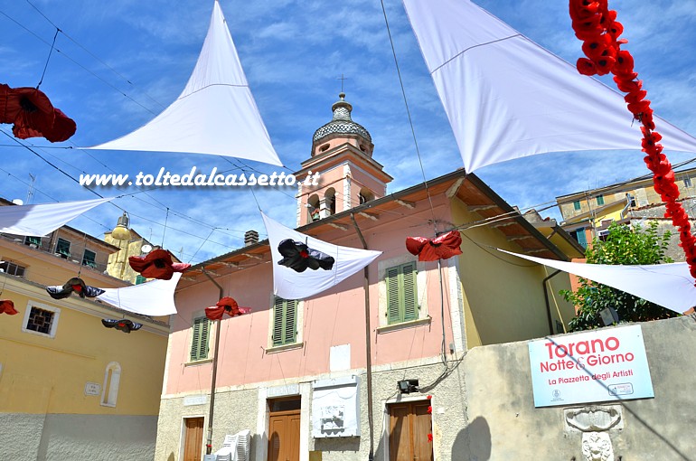 TORANO (Piazza Guido Manfredi) - Addobbi aerei installati per la manifestazione "Torano Notte e Giorno 2016" in quella che viene definita la "Piazzetta degli Artisti"