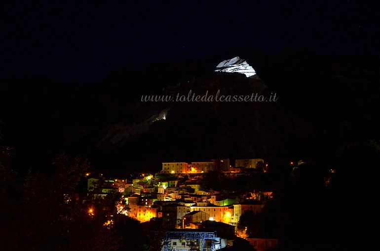 TORANO (Notte e Giorno 2016) - Panorama notturno del borgo e della montagna retrostante illuminata da potenti fari alogneni