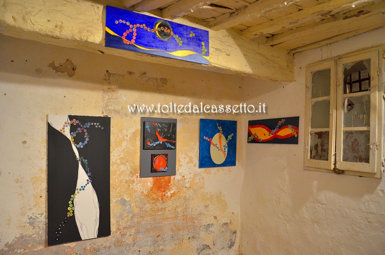 TORANO (Notte e Giorno 2017) - Spazio espositivo con vari dipinti di Daniela Spaggiari