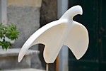 NOTTE E GIORNO 2017 - Scultura in marmo bianco "Uccello in posa" di Sylvia Loew