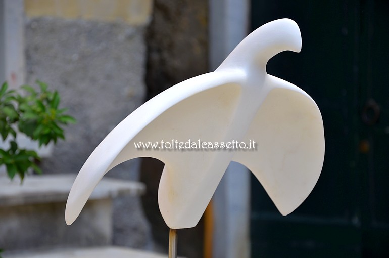 TORANO (Notte e Giorno 2017) - Scultura in marmo "Uccello in Posa" di Sylvia Loew