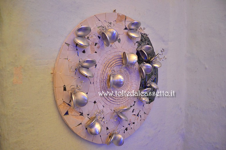 TORANO (Notte e Giorno 2017) - Mosaico "Il Pianeta delle Farfalle" di Veronica Pollini, realizzato su tavola in legno. Materiali utilizzati: travertino, vetro specchiato, sfera di vetro nero / alluminio