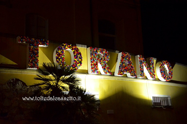 TORANO (Notte e Giorno 2017) - La scritta "Torano" posta all'ingresso del paese e realizzata con fiori artificiali (in notturna)