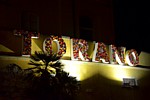 NOTTE E GIORNO 2017 - La scritta "TORANO" posta all'ingresso del paese e realizzata con fiori artificiali