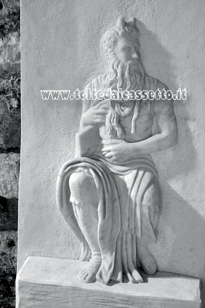 TORANO (Notte e Giorno 2018) - Bassorilievo in marmo raffigurante il Mosè di Michelangelo