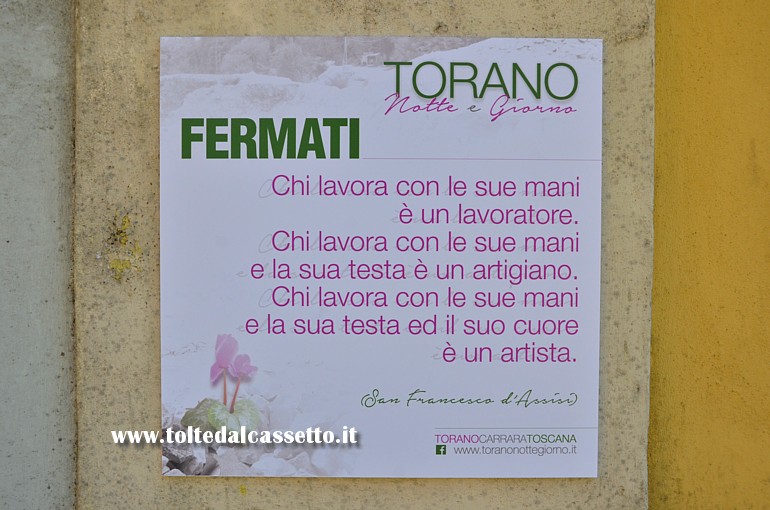 TORANO (Notte e Giorno 2019) - Cartello con massima di San Francesco d'Assisi sull'arte