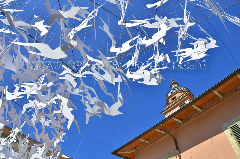 TORANO (Notte e Giorno 2019) - Sagome di colombe_sospese su Piazza Manfredi