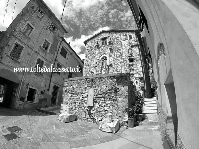 TORANO (Notte e Giorno 2021) - Piazzetta con scultura "Rinascita" di Stefano Graziano