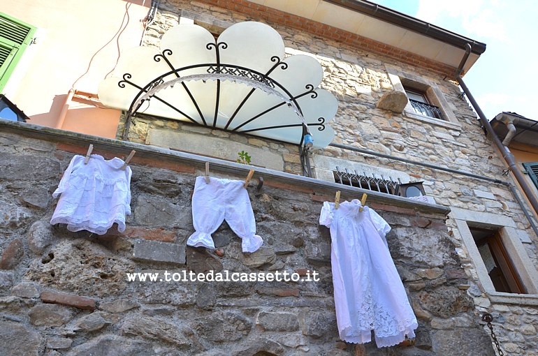 TORANO (Notte e Giorno 2022) - Biancheria della nonna esposta sul balcone di una casa
