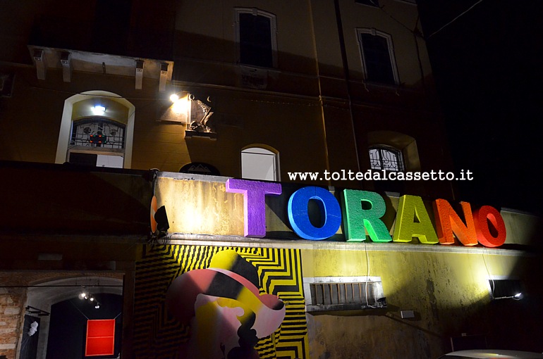 TORANO (Notte e Giorno 2022) - Simboli dell'evento all'entrata del borgo