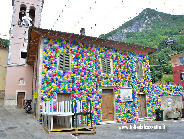 TORANO (Notte e Giorno 2024) - Abitazione in Piazza Manfredi addobbata con fiori di carta