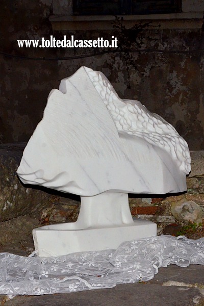 TORANO (Notte e Giorno 2024) - Scultura in marmo bianco "Albero che mi porta alla poesia" di Alexandra Borodinova