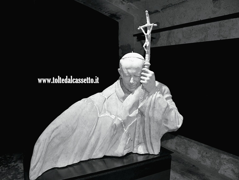 TORANO (Notte e Giorno 2024) - Scultura "Il Tappeto e la Cenere" di Maurizio Martinelli