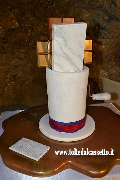 TORANO (Notte e Giorno 2024) - Scultura in marmo di Michele Monfroni con "Wonka Golden Ticket"