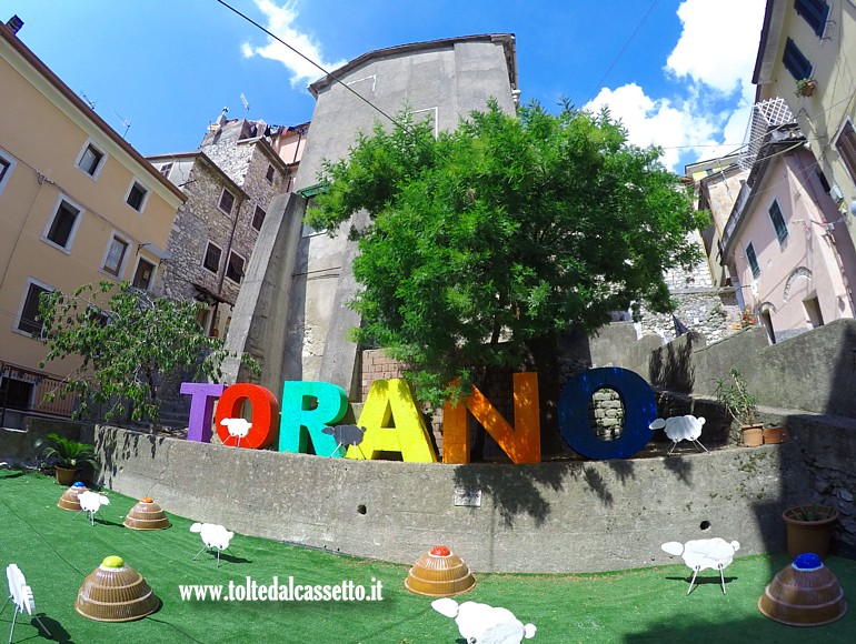 TORANO (Notte e Giorno 2024) - Simboli dell'evento nel cuore del centro storico del borgo